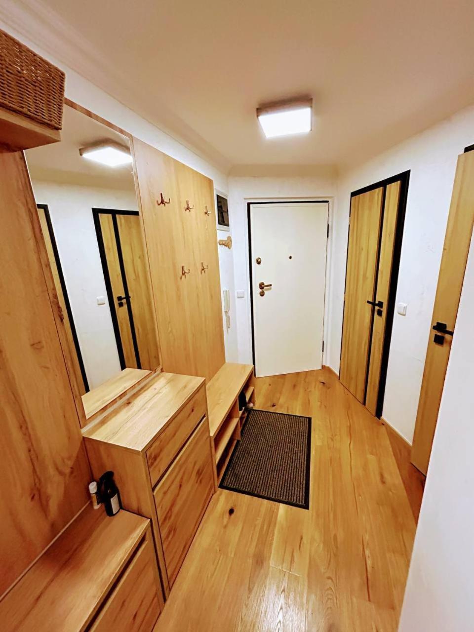 Light & Wood Design - 89 M2 In Apartment Prague
