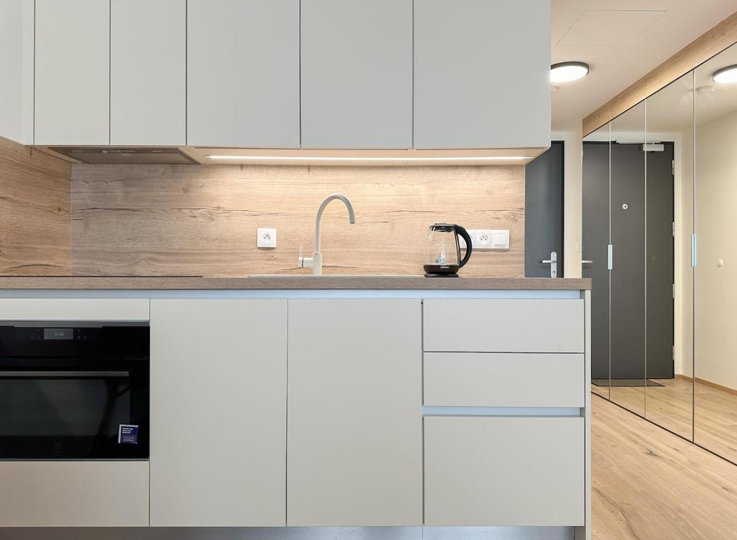 Real Living By Refa Karlin 406 * Prague