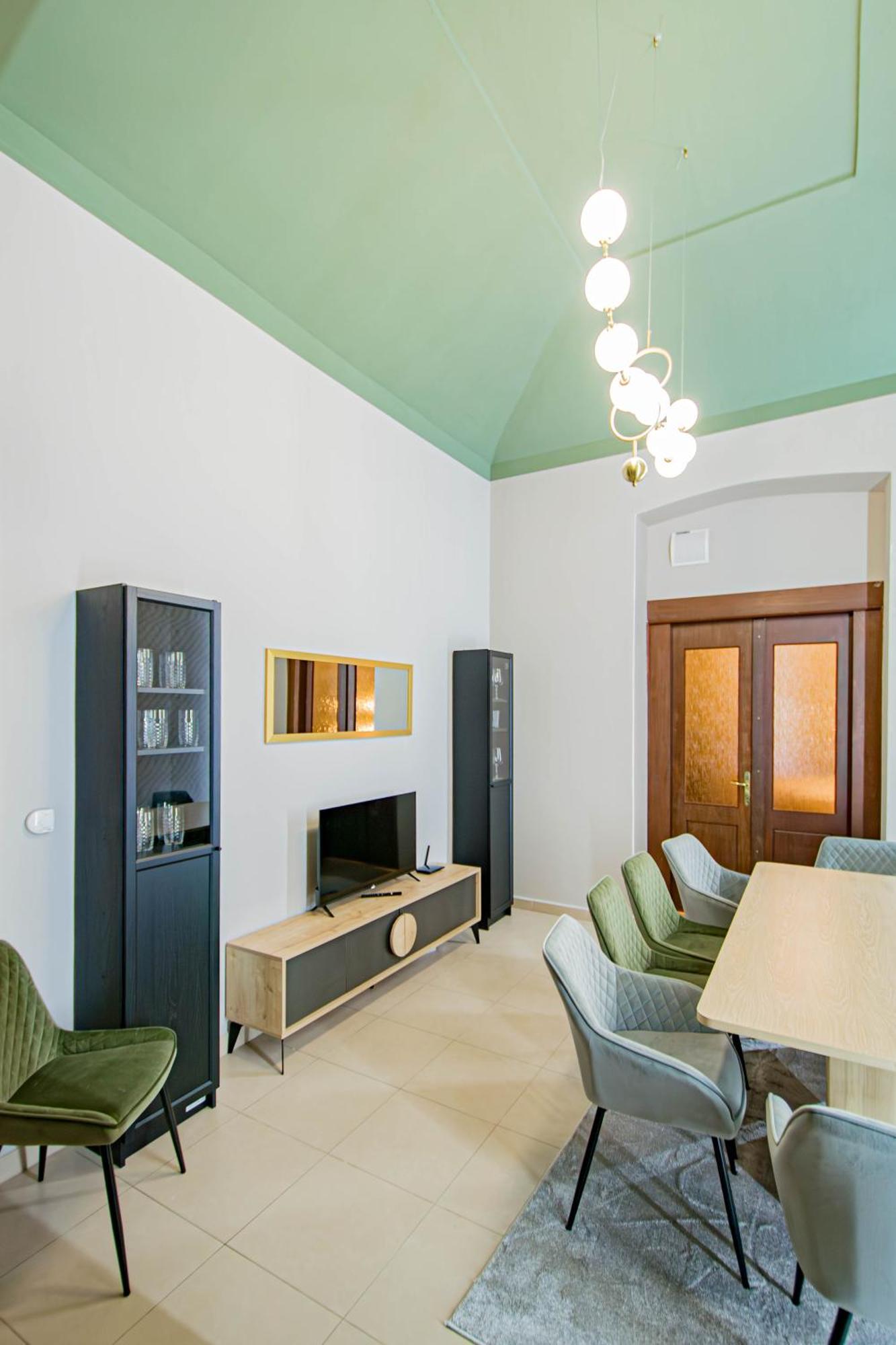 Magnificent With Sauna And Billiards Apartment *