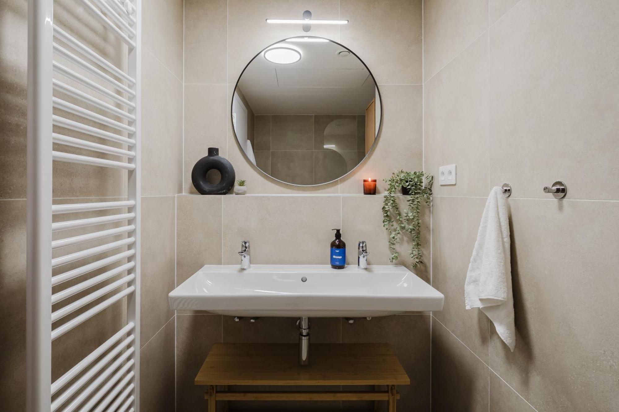 Days - With Garage And Balcony In Smichov * Prague