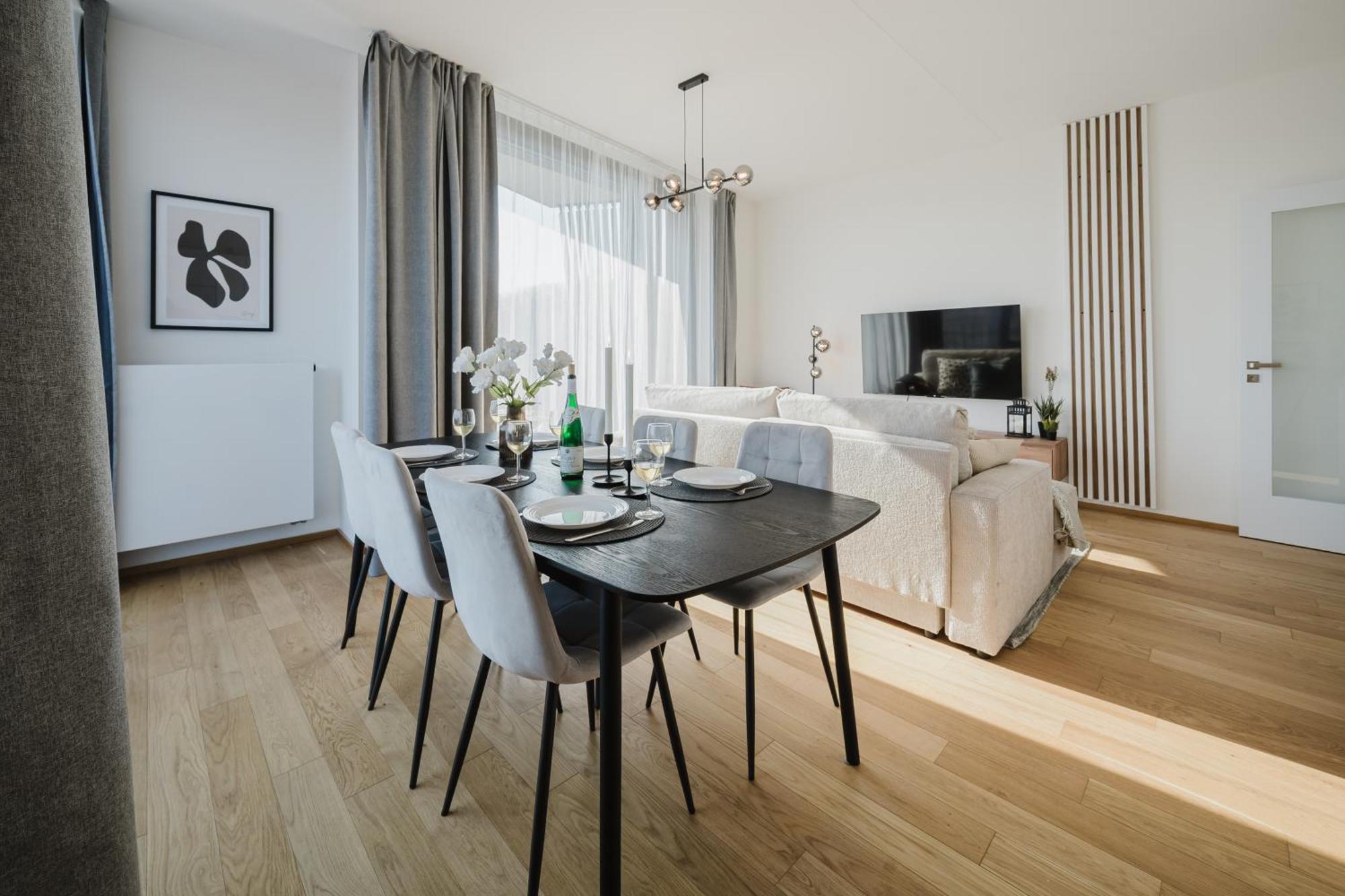 Apartment Days - With Garage And Balcony In Smichov
