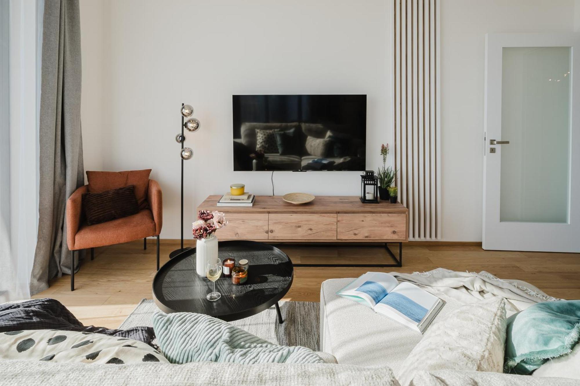 Apartment Days - With Garage And Balcony In Smichov Prague