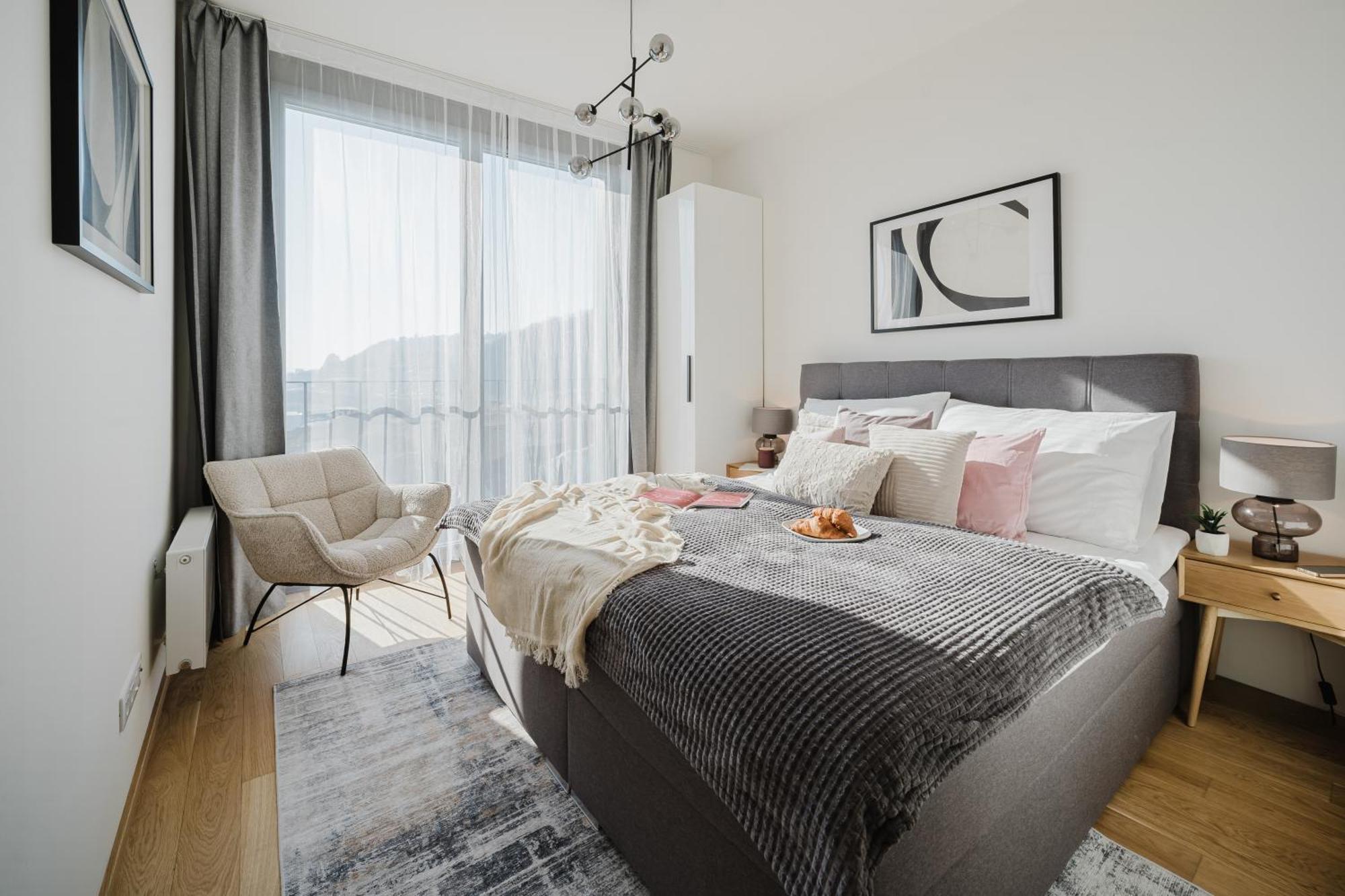 Apartment Days - With Garage And Balcony In Smichov Prague