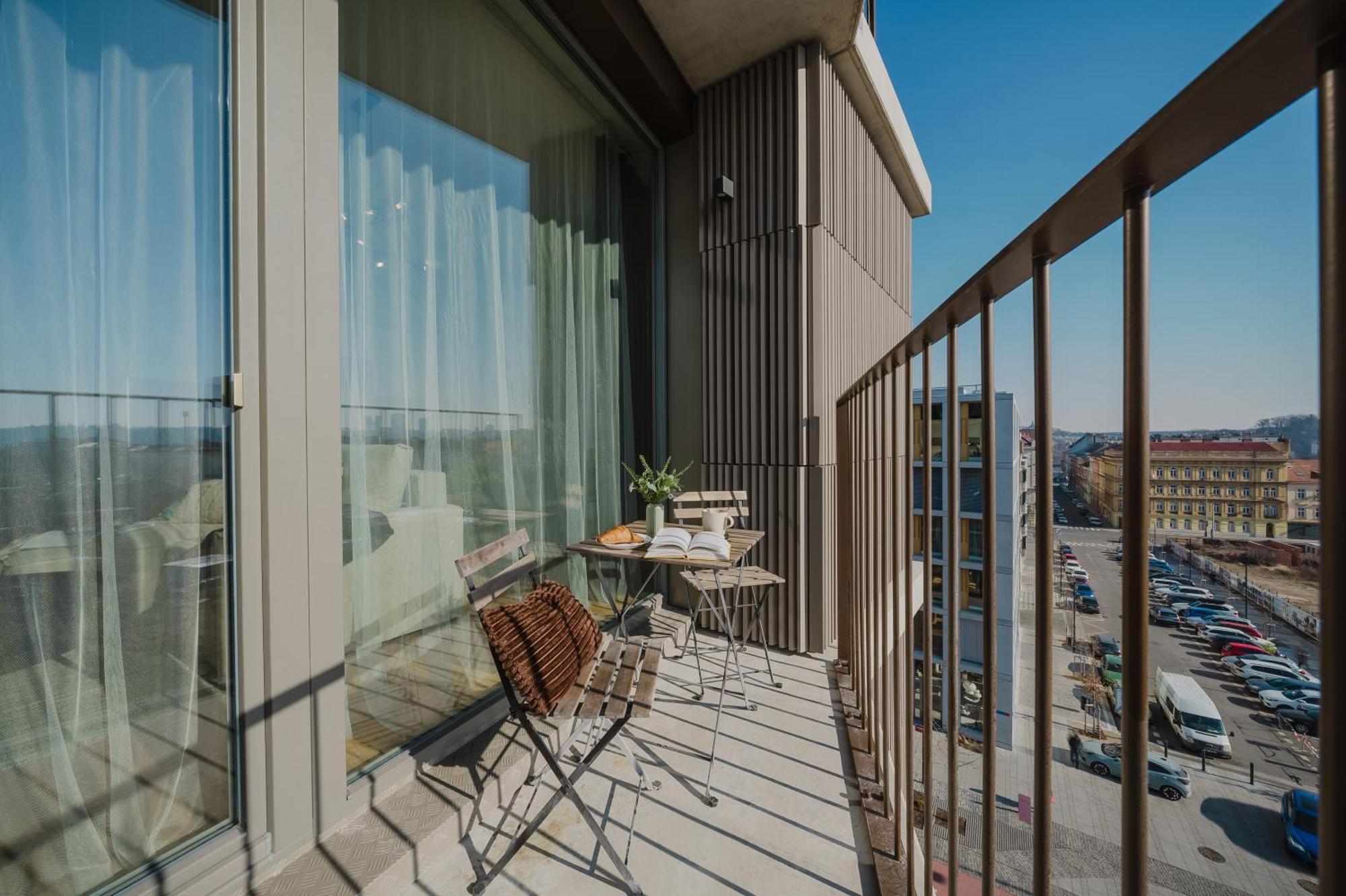 Apartment Days - With Garage And Balcony In Smichov