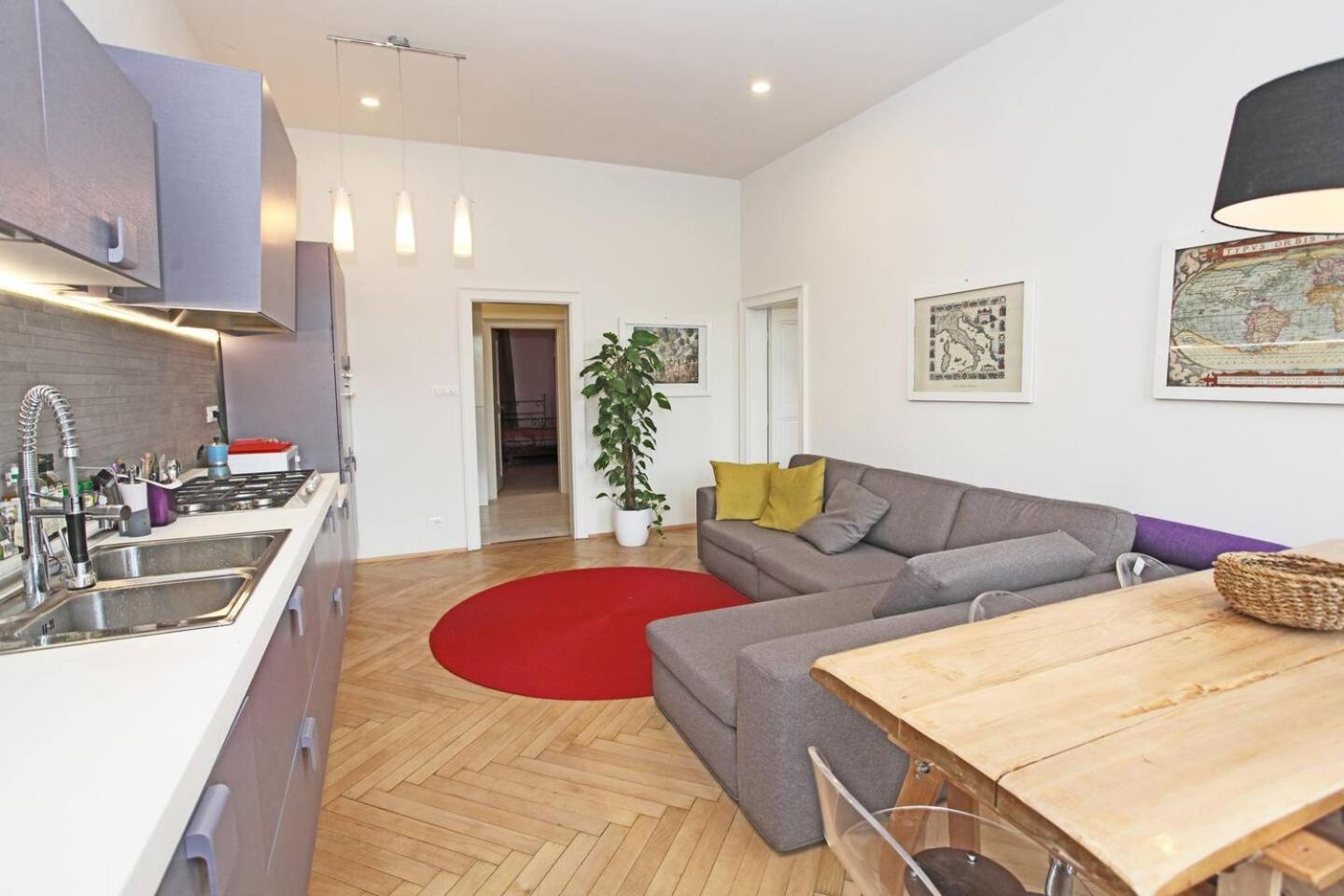 Stylish River-view Apartment *