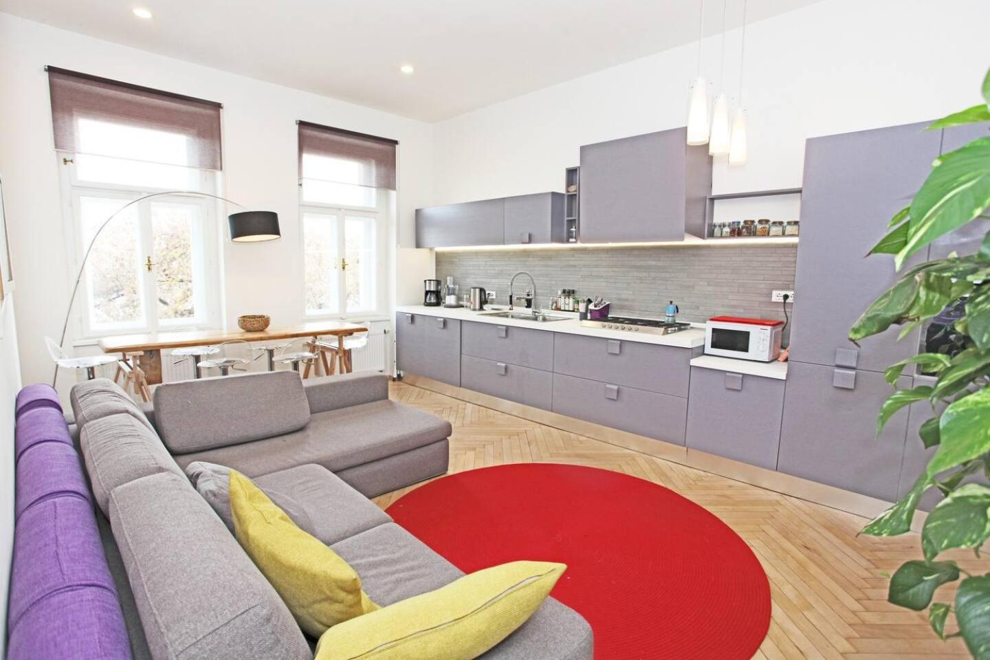 Stylish River-view Apartment