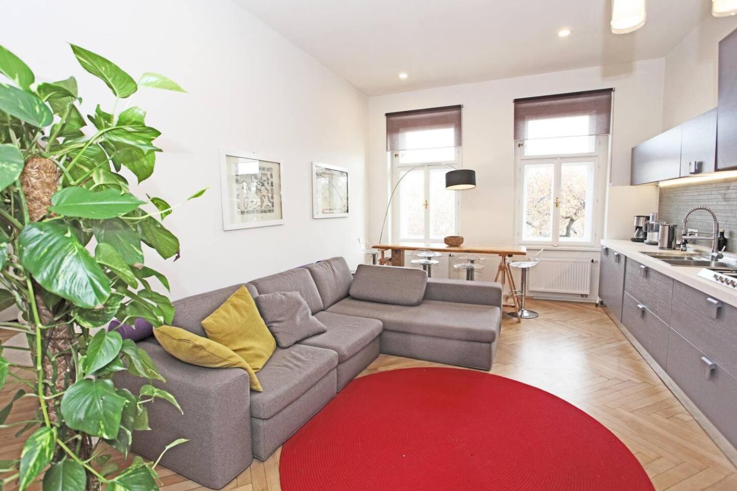 Stylish River-view Apartment *