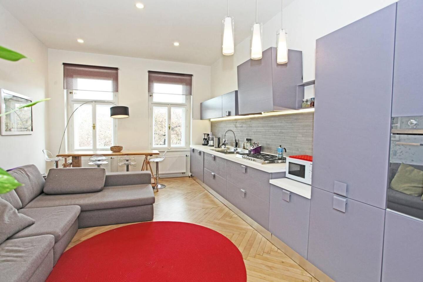 Stylish River-view Apartment *