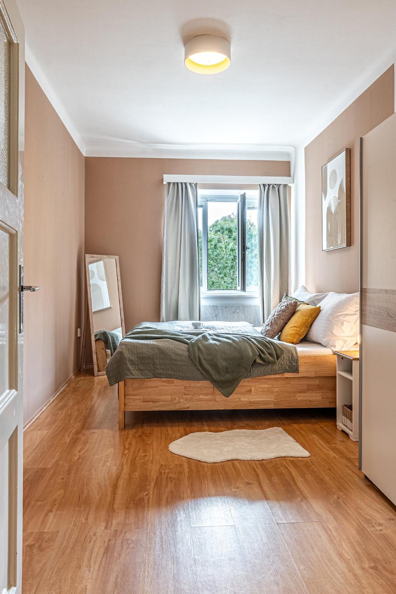 Days - 1bdr - Quiet Residential Area