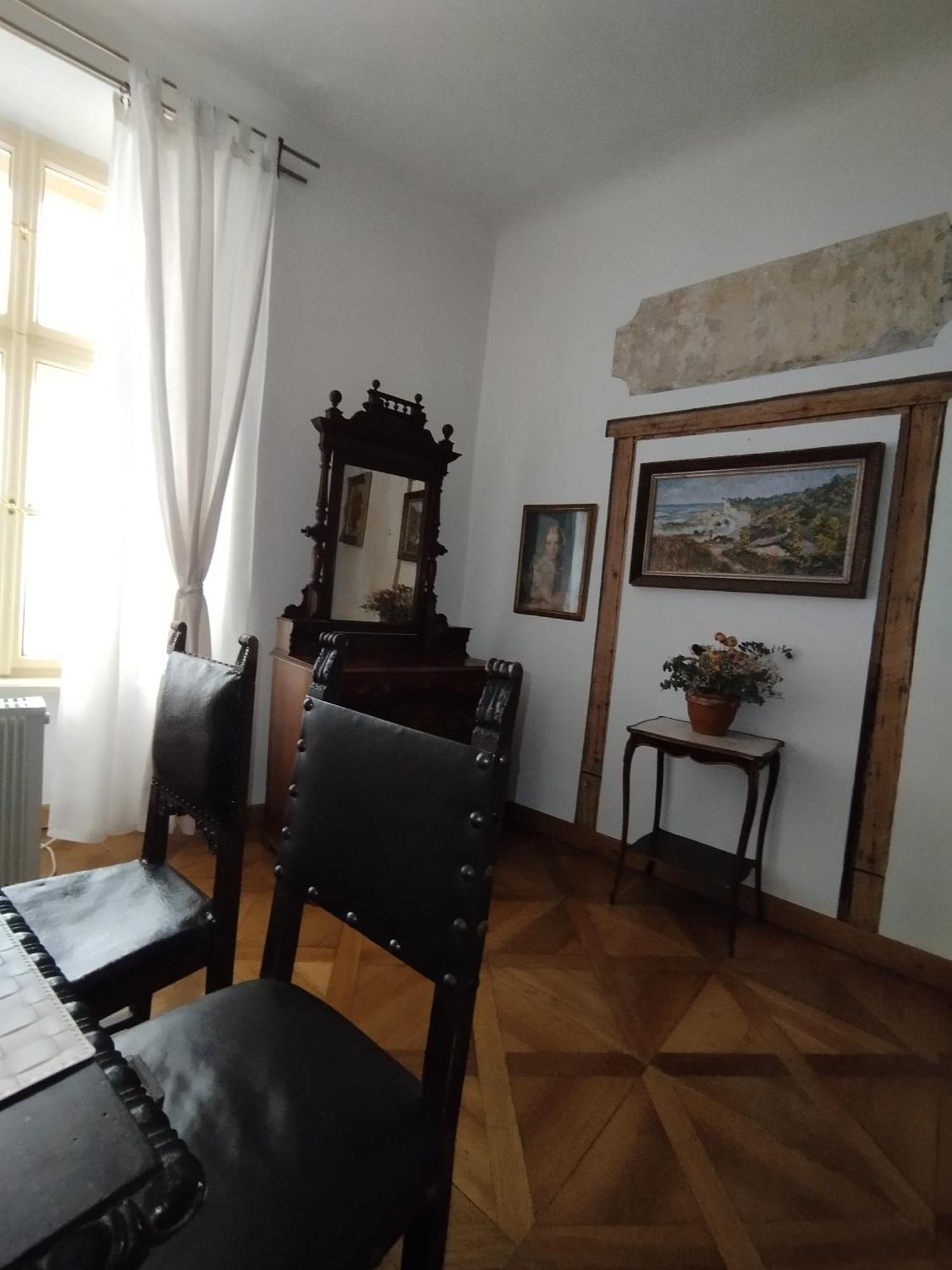Daire Dlouha Art & Antique Prag