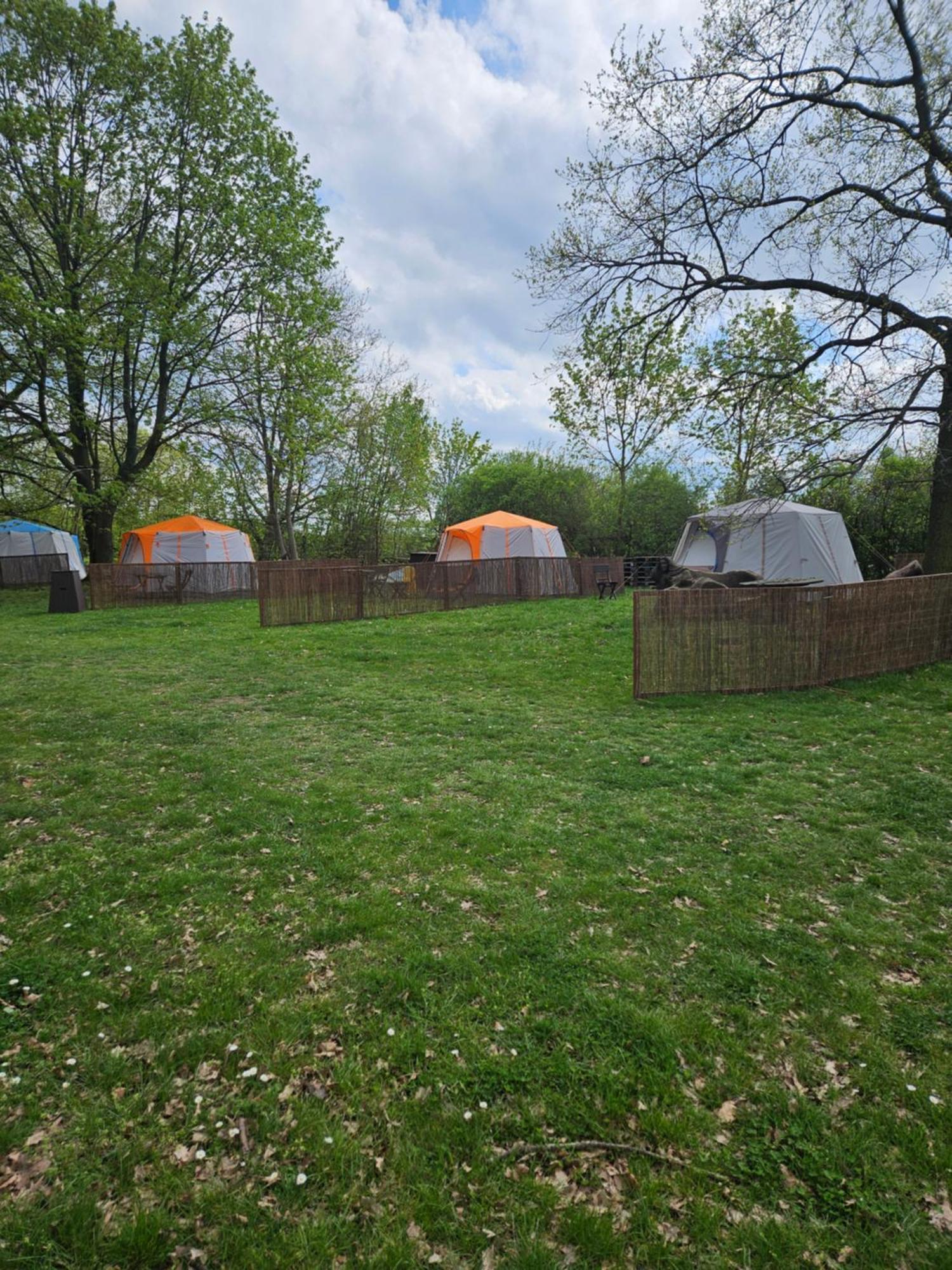 Seberak - V Chatickach A V Luxusnich Stanech Luxury tent