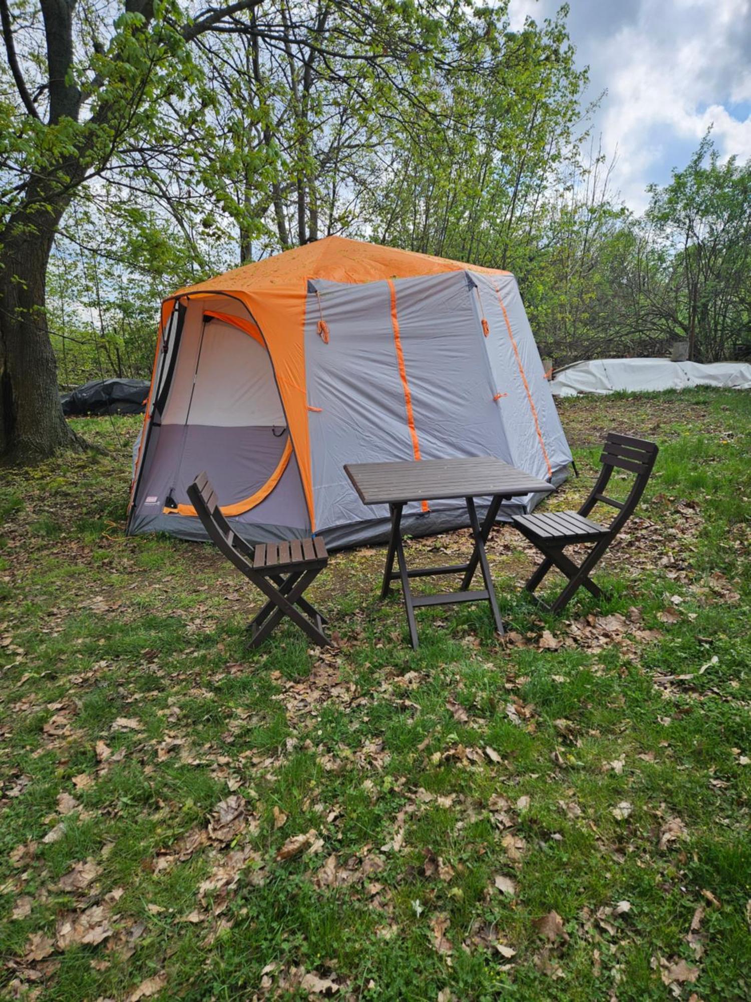 Seberak - V Chatickach A V Luxusnich Stanech Luxury tent Prague