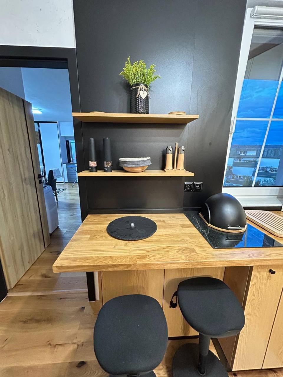 Apartment Light & Wood Design - 89 M2 In