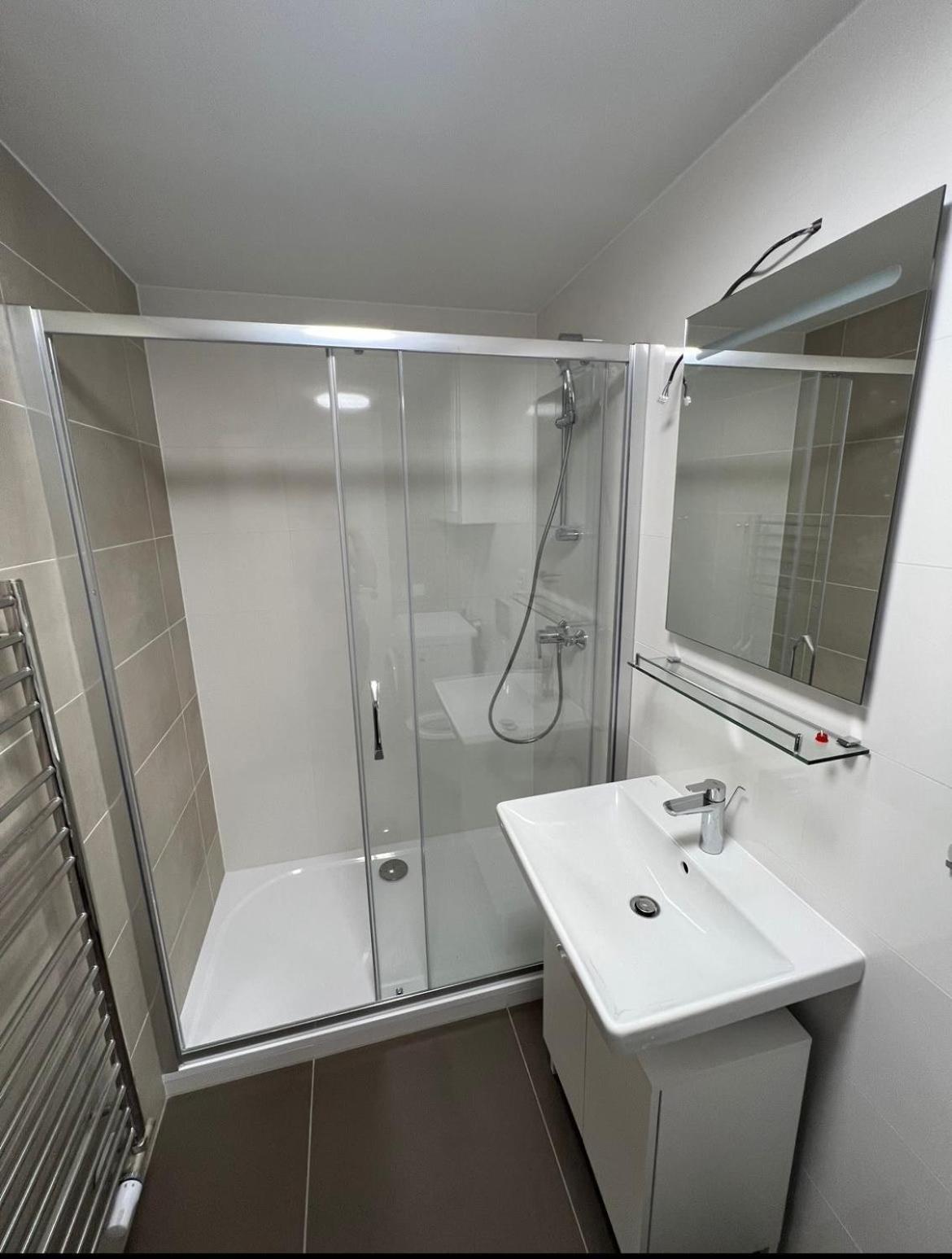 Bright & Cosy 1-bedroom With Balcony Apartment *