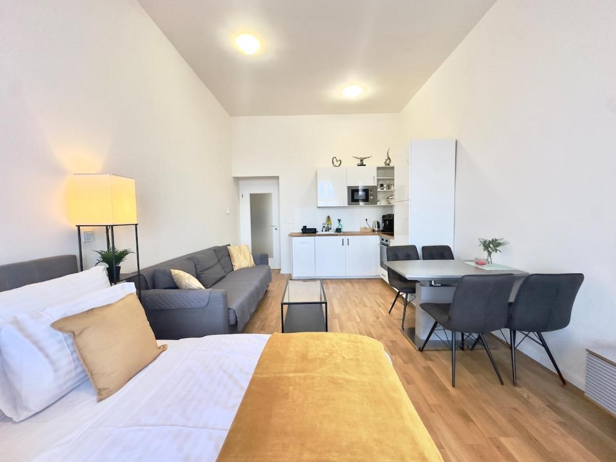 Modern 1 Retreat With Stunning Museum Views Apartment