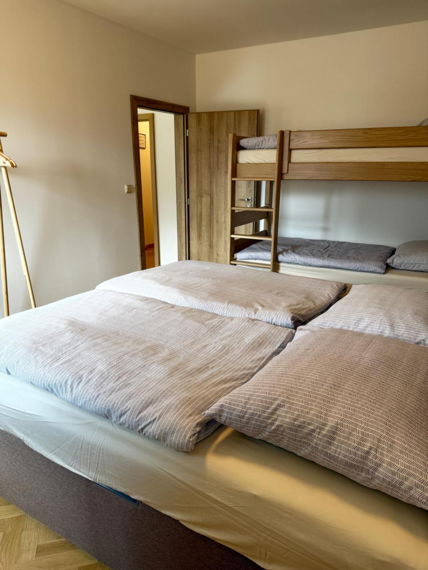 Familyvilla, New 4 Luxury Big Apartments, Parking Praga