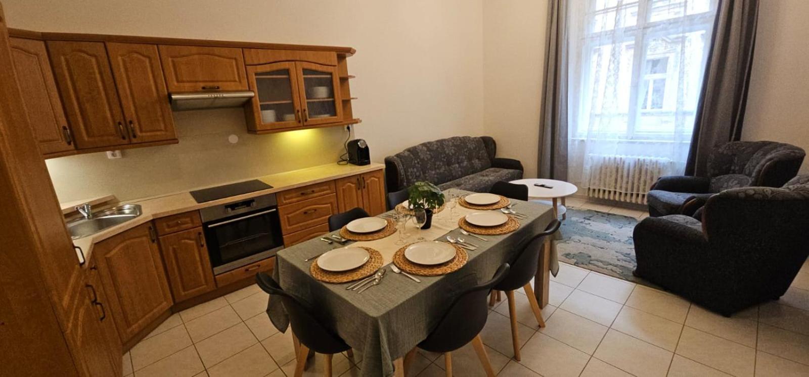 Old Town Apartment *