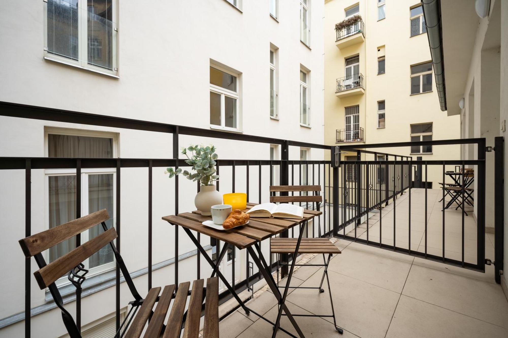Days - With Balcony And Netflix In Location *