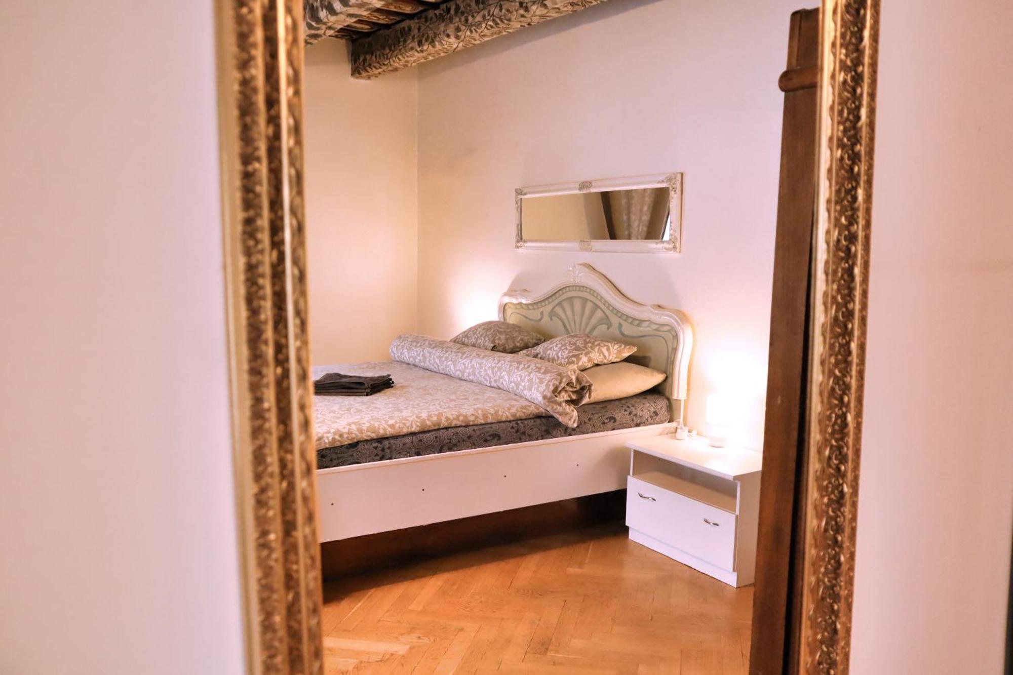At The Blue Lion & Parking Assistance Apartamento Praga
