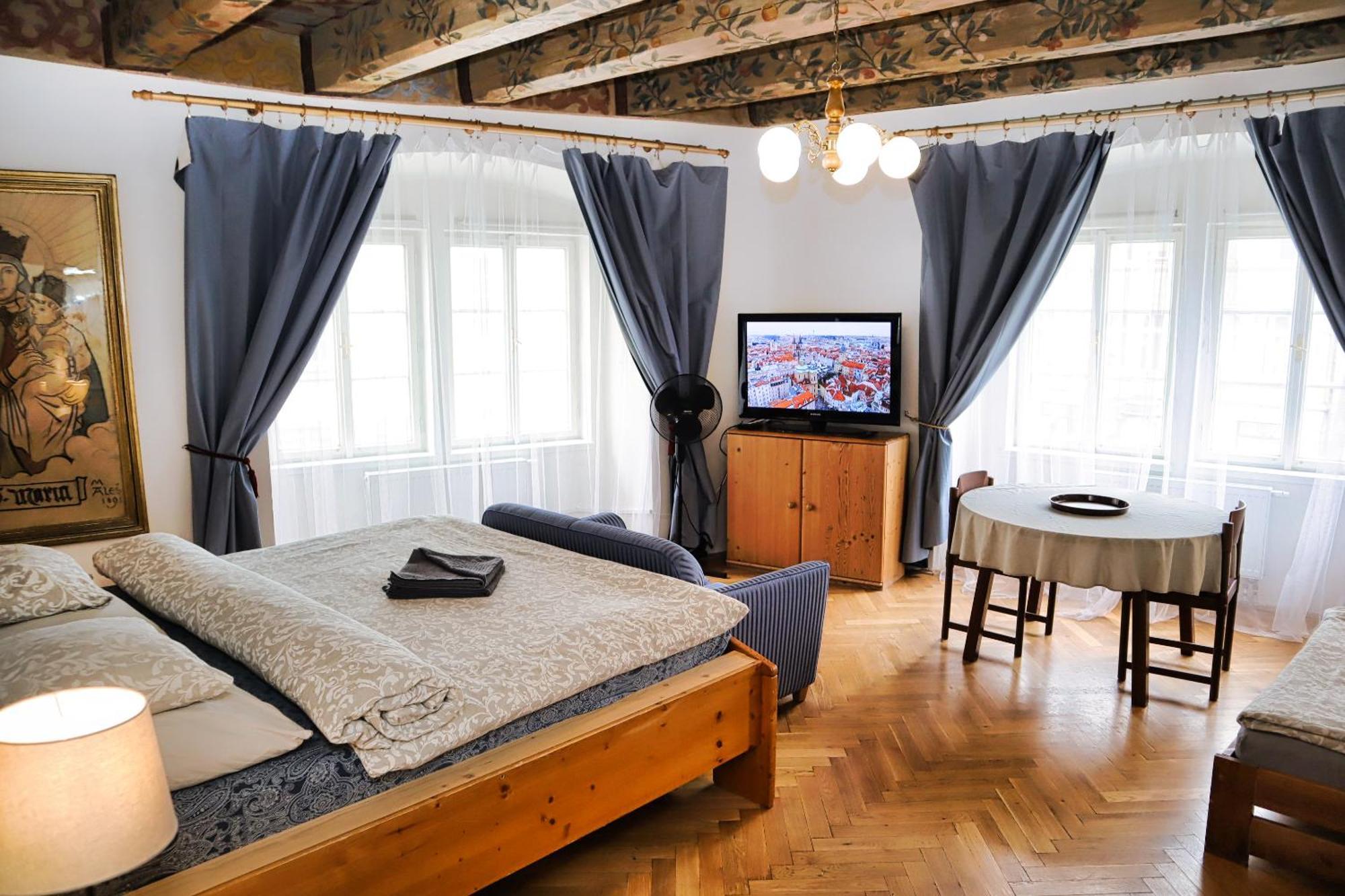 At The Blue Lion & Parking Assistance Apartamento Praga
