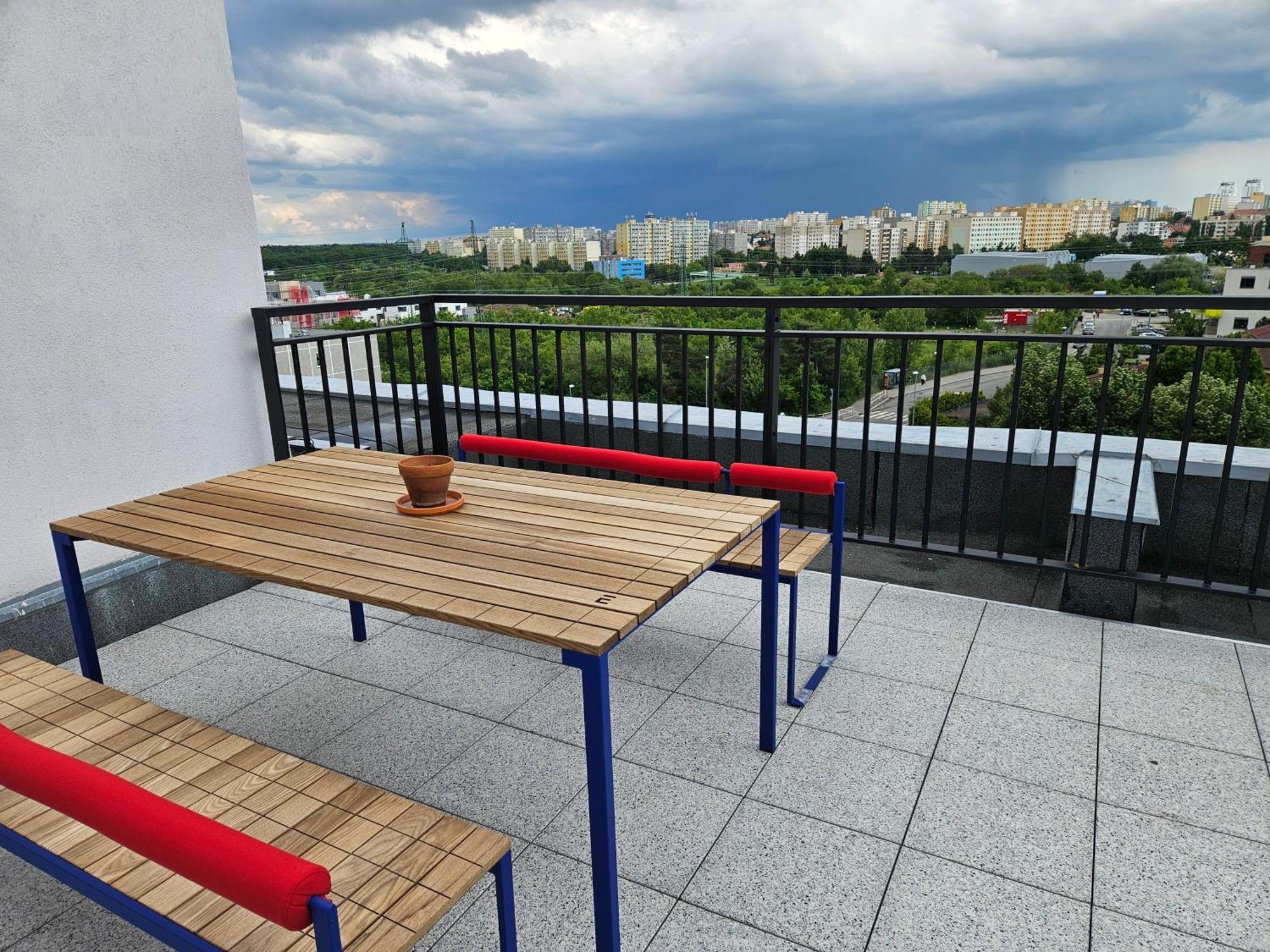 Live-inn Hotel-style 5 Apartments, 20 Mins To Centre, Gym, Reception, Free Parking, Lift, Roof Terrace & Game Apartment *
