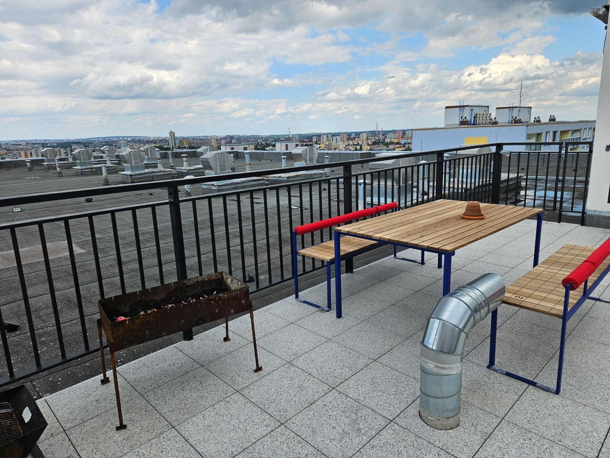 Live-inn Hotel-style 5 Apartments, 20 Mins To Centre, Gym, Reception, Free Parking, Lift, Roof Terrace & Game Apartment