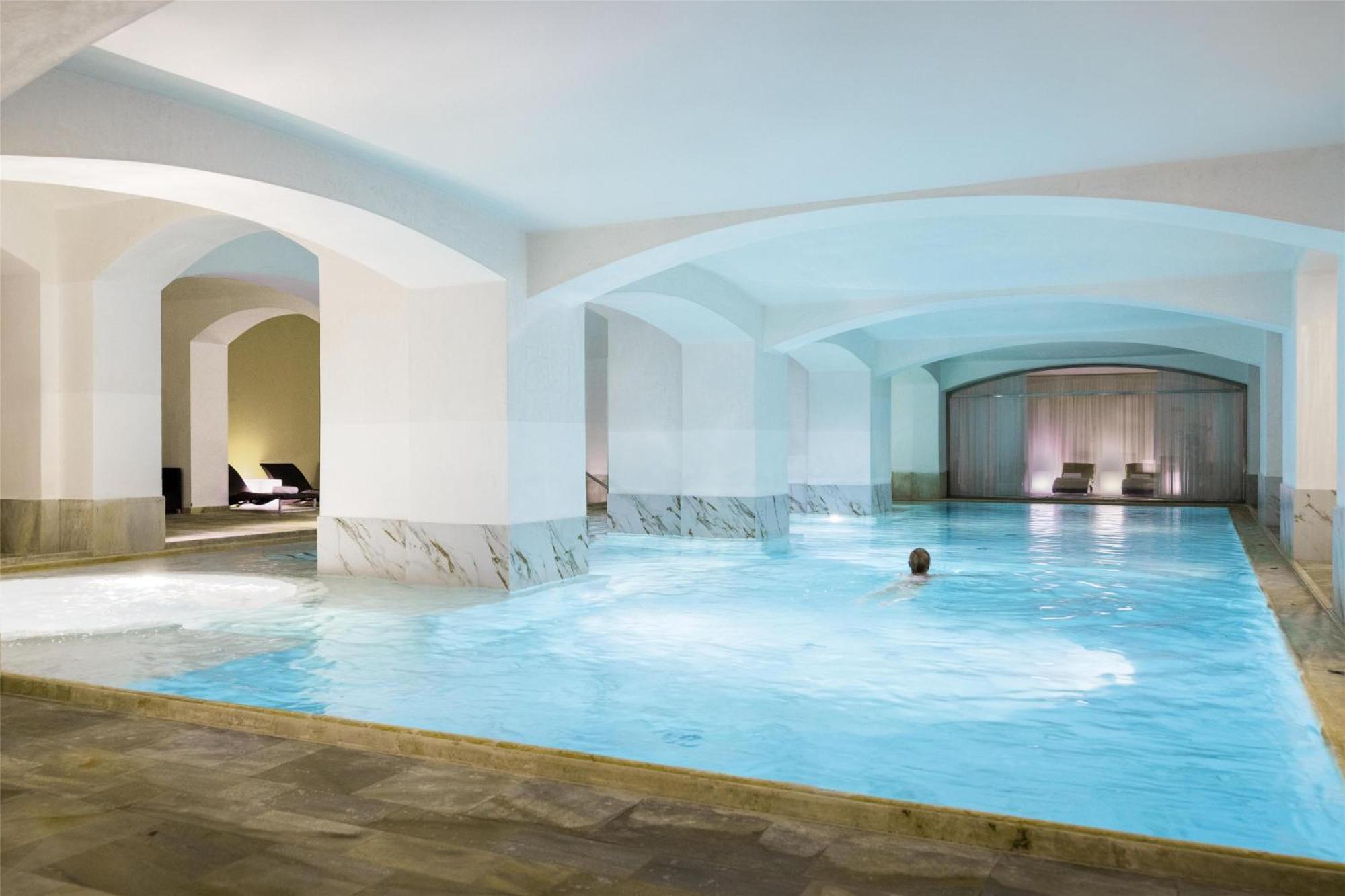 Hotel Nh Collection Carlo Iv 5*