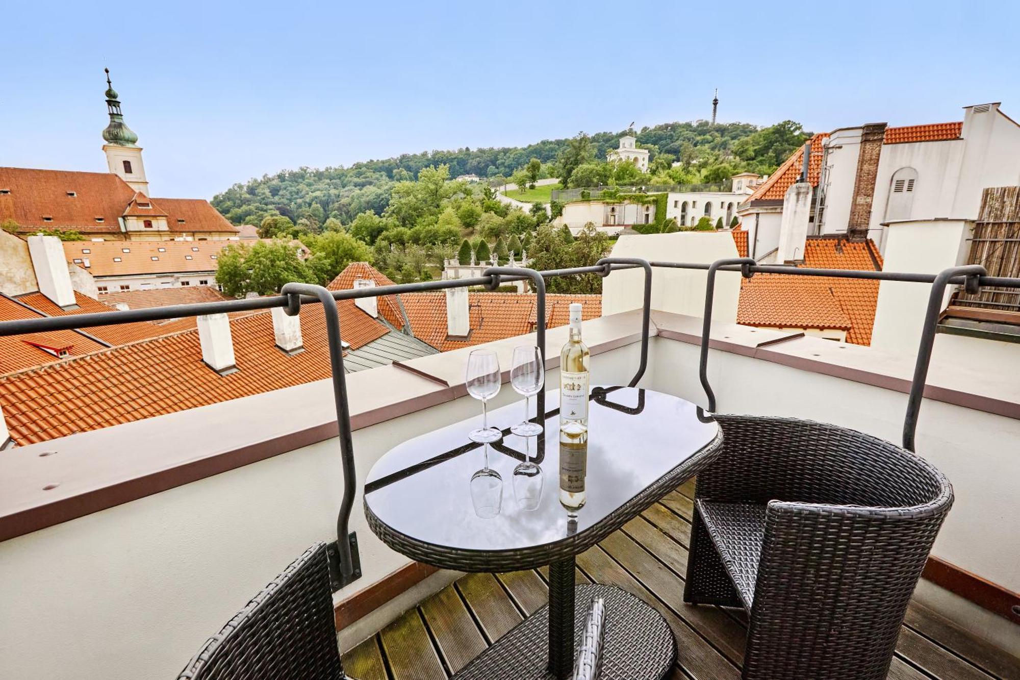 At The Blue Lion & Parking Assistance Praga