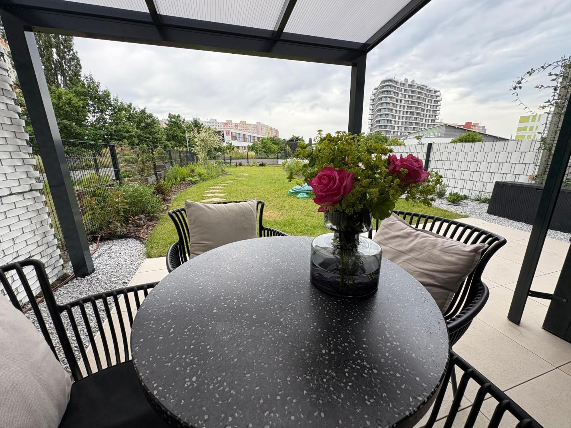 Beta - Free Garage, Air Condition, Garden, At Metro, 2nd Parking On Request Apartment Prague