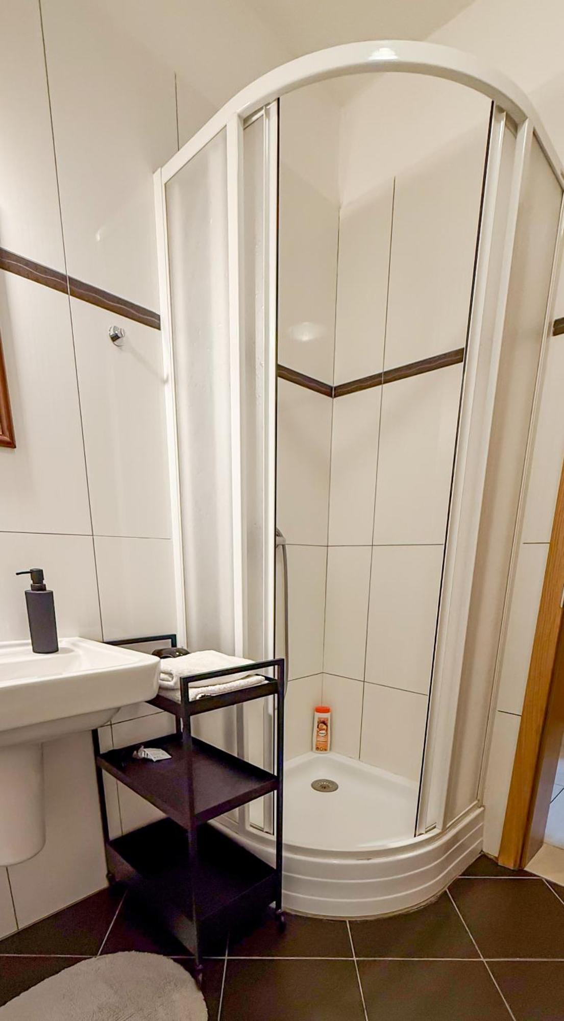 Modern Krymska & Francouzska Street Apartment *