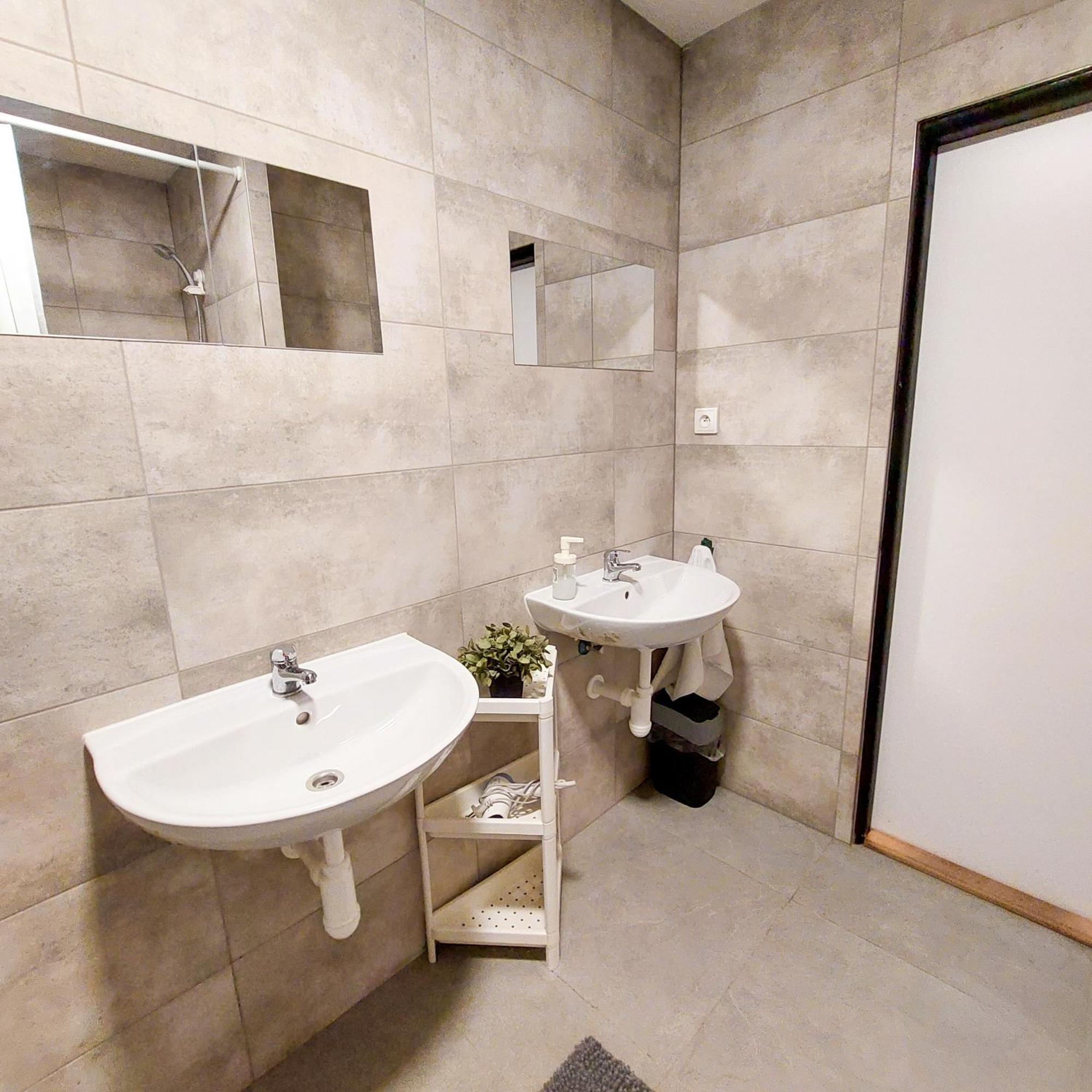 Letni Pokoj Na Prazske Letne H5 Homestay Prague