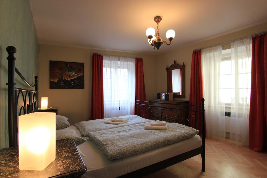 Apartment Vlasska House At The 3 Swallows Prague