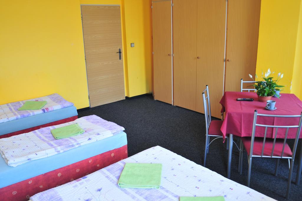 Alia Hostel *