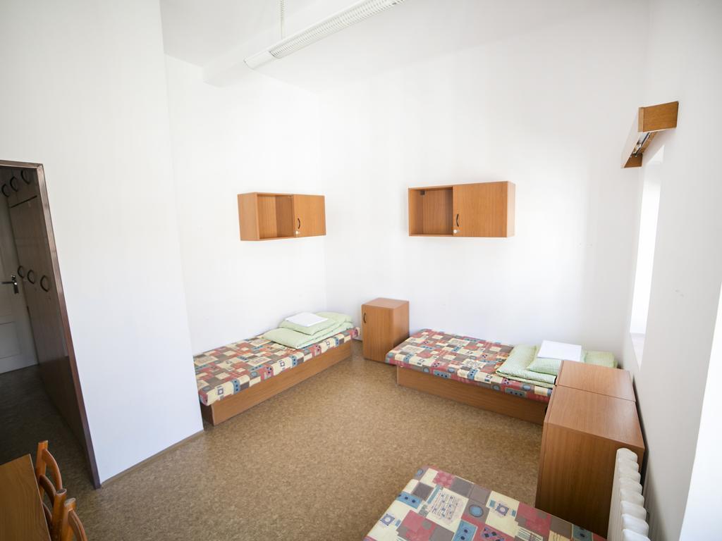 Dizzy Daisy Hostel *