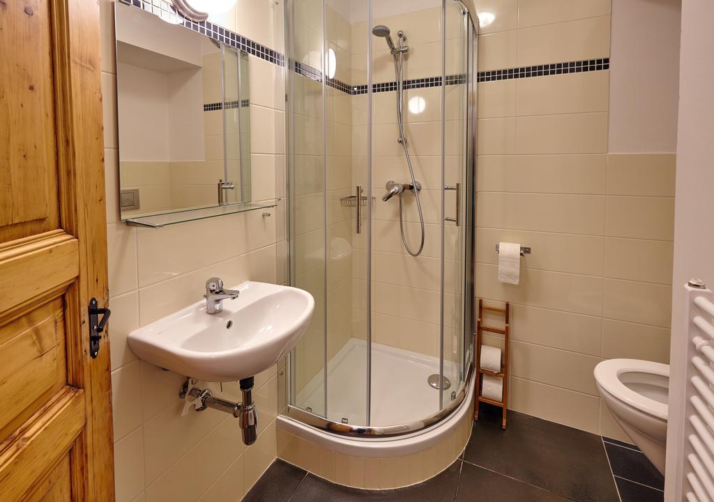 Queen Bee Apartment *
