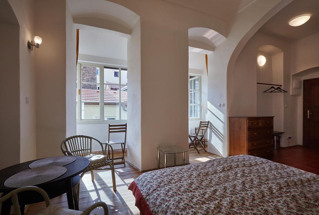 Queen Bee Apartment