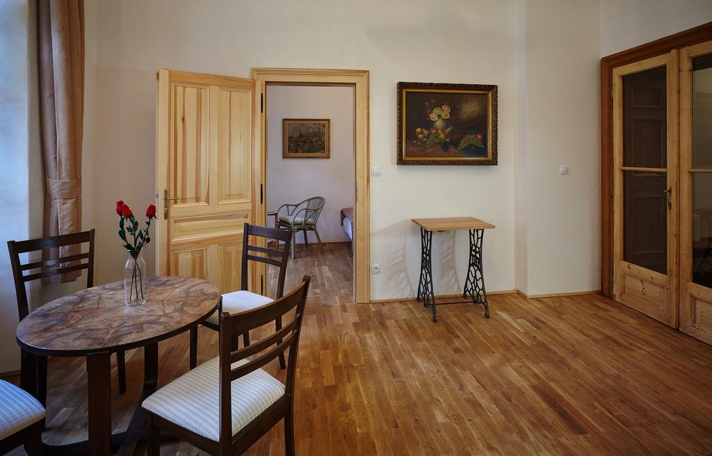 Queen Bee Apartment