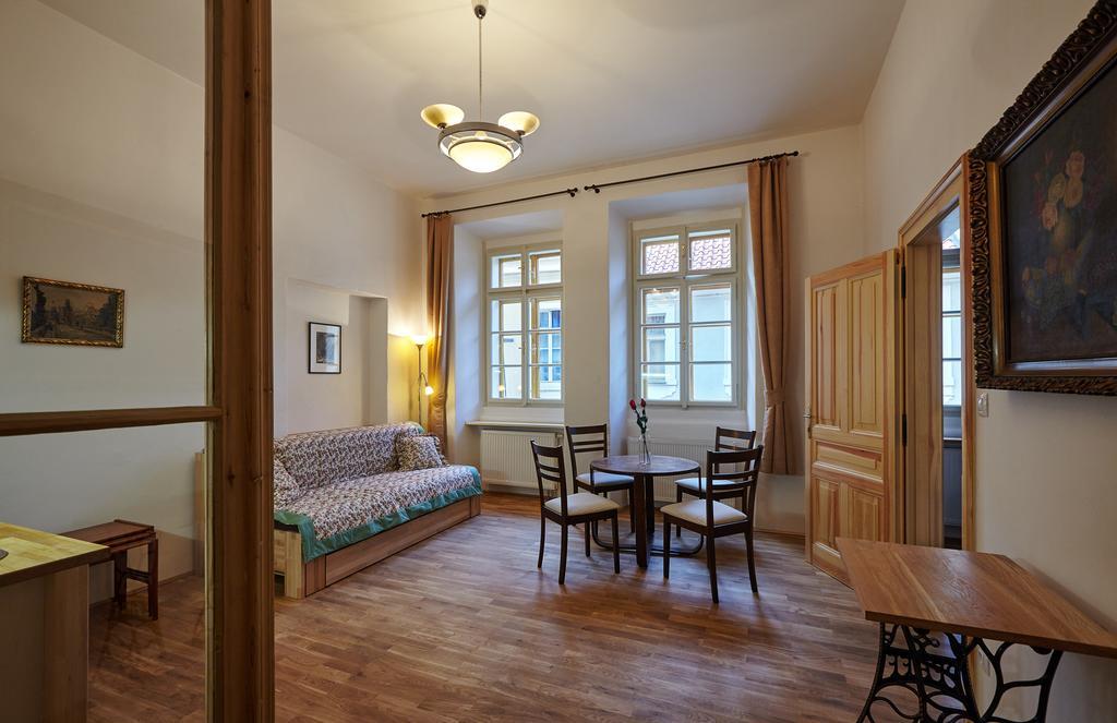 Queen Bee Apartment *