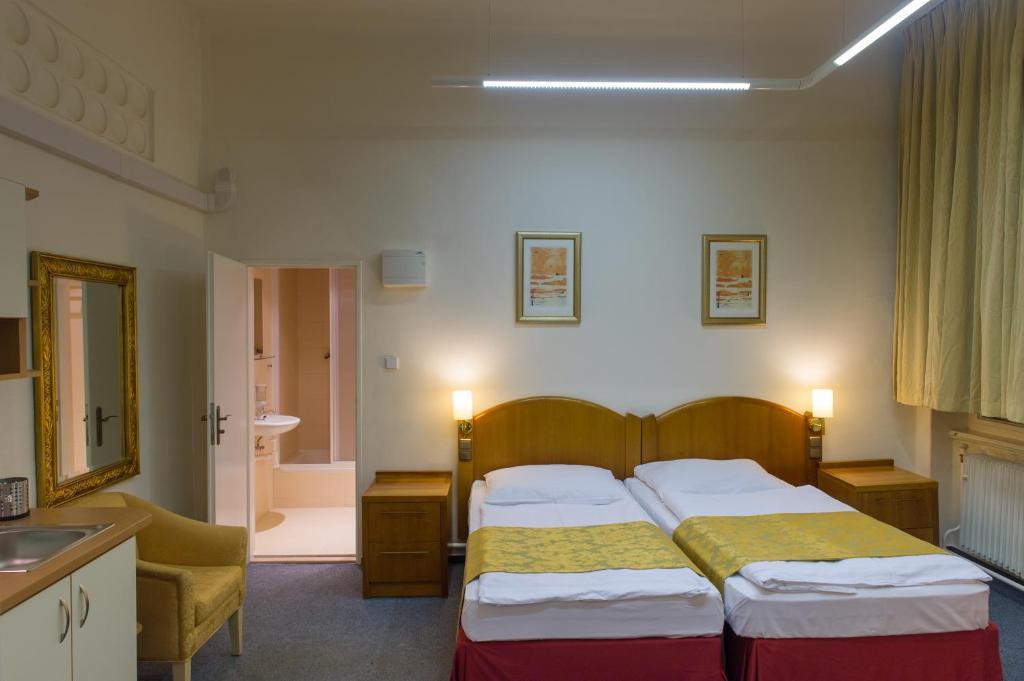 City Hotel *