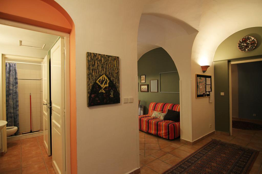 Apartment Vlasska House At The 3 Swallows Prague