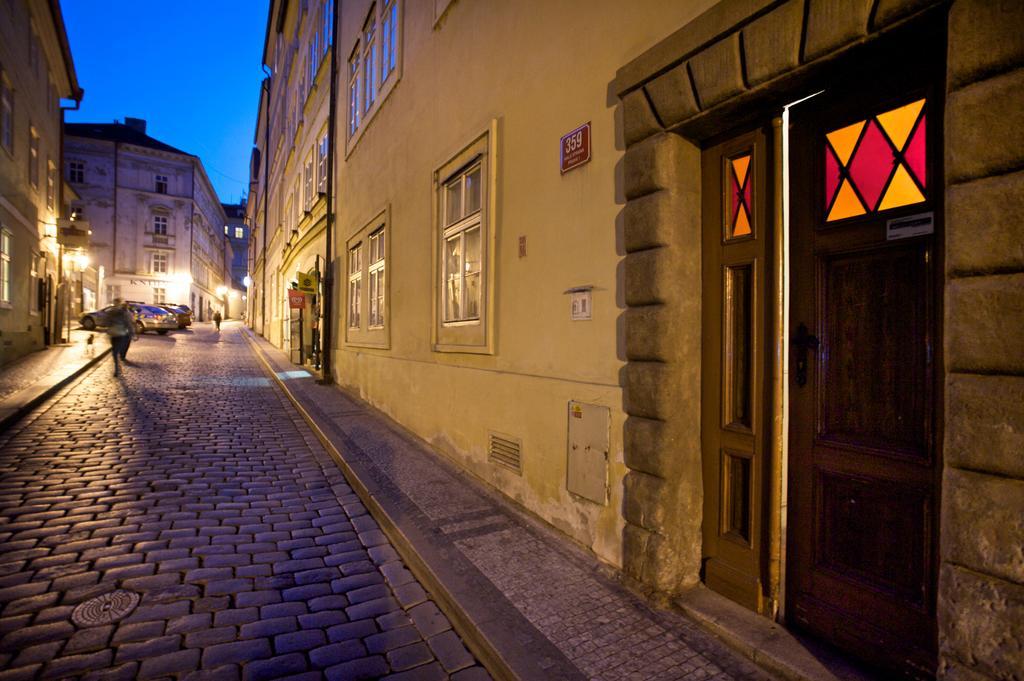 Apartment Vlasska House At The 3 Swallows Prague