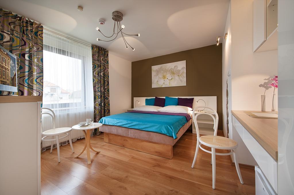 A. V. Aparthotel 2*