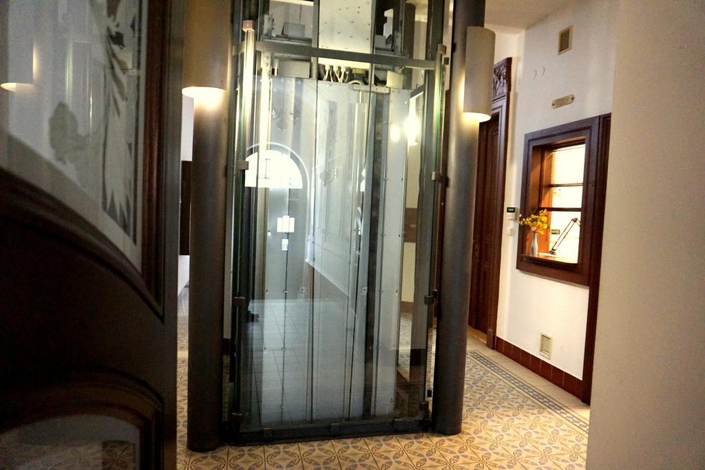 Decadent Art Deco Balcony Apartment In Old Town