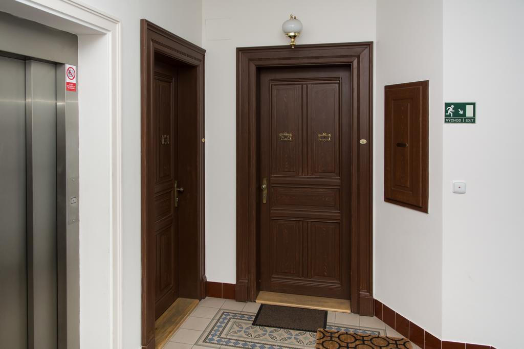 Decadent Art Deco Balcony Apartment In Old Town