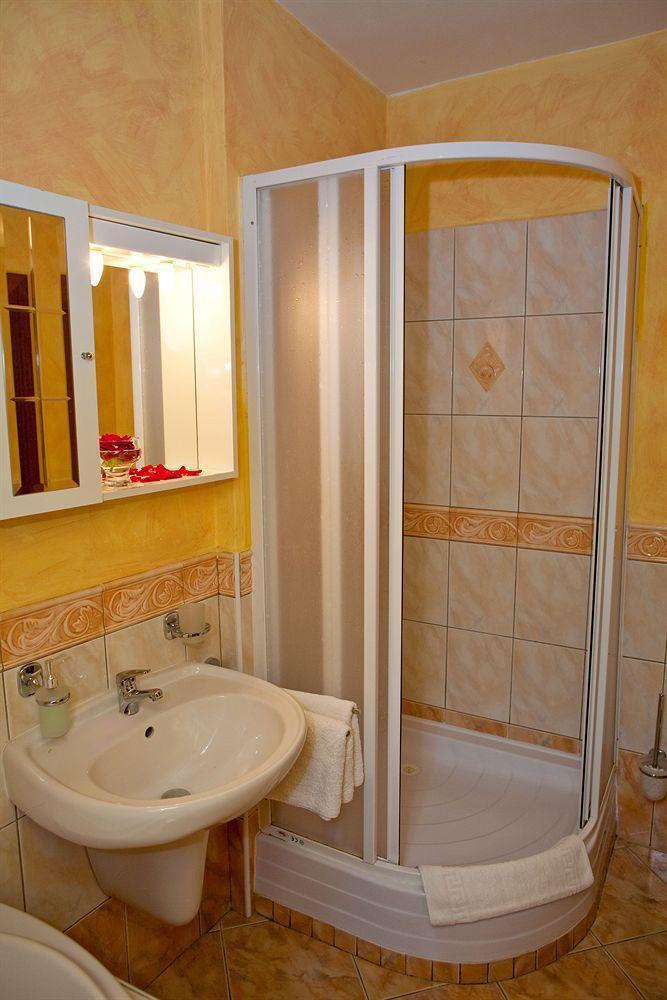 Hotel At The Golden Scissors