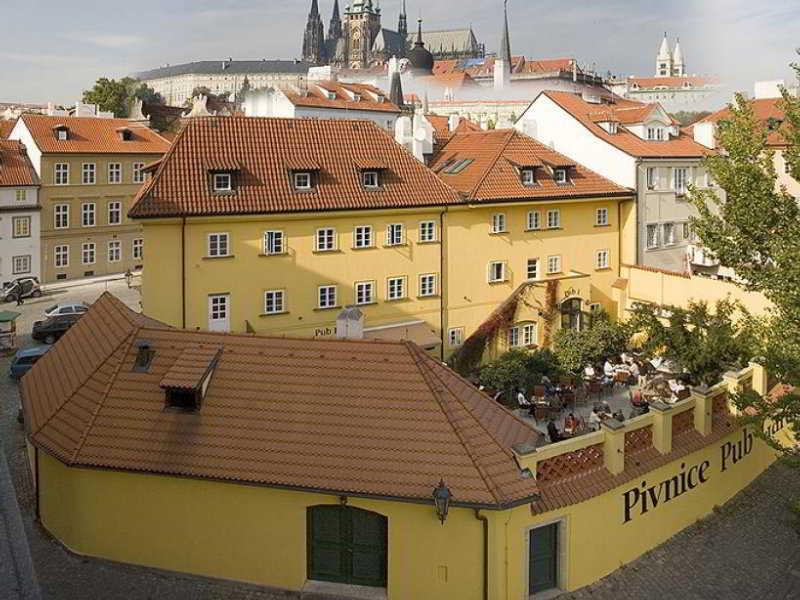 Archibald At The Charles Bridge 4* Praga