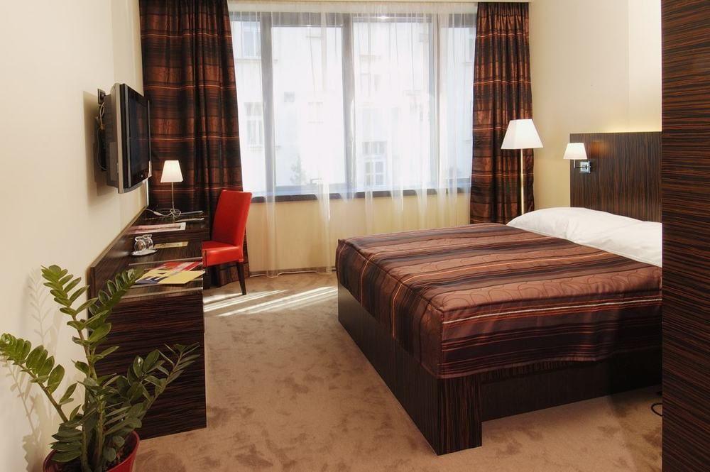Ea Crystal Palace Hotel 4*