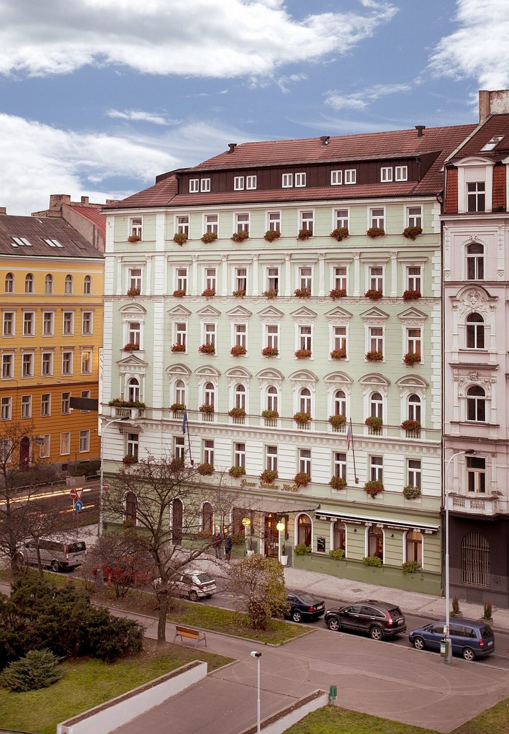 Garden Hotel 4*
