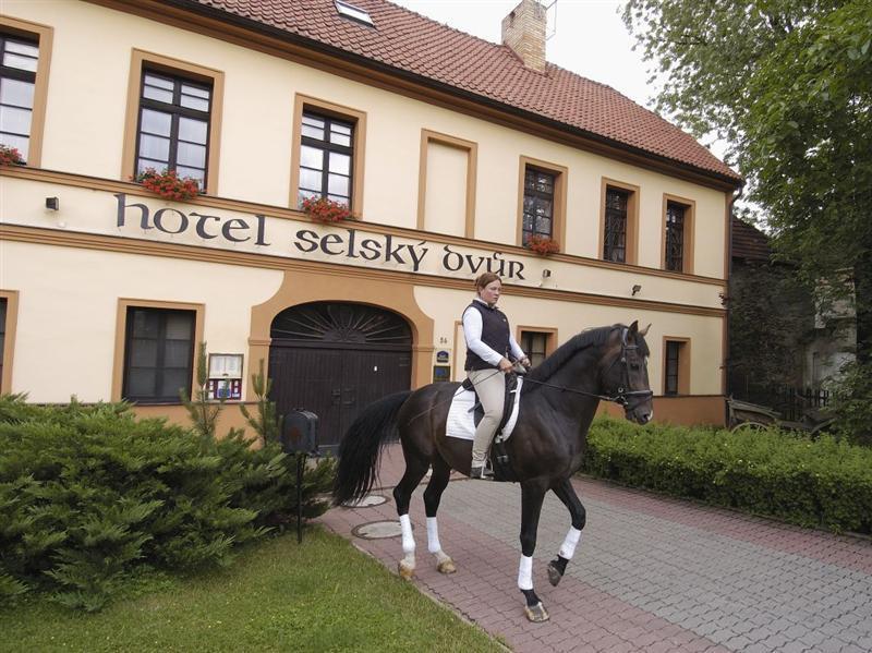 Hotel Selsky Dvur - Bohemian Village Courtyard Prague