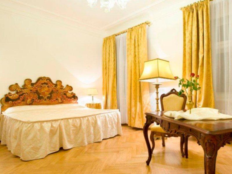 Charles Bridge Palace Praga
